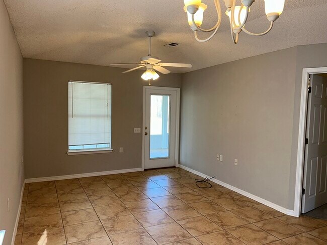 Building Photo - Cute 2/2 with garage and a nice size Flori...