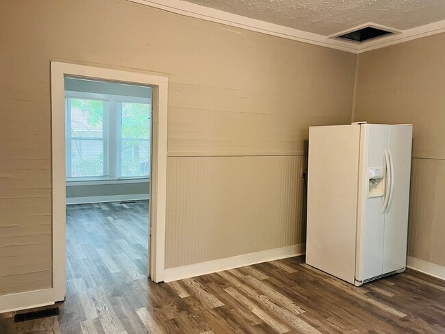 Building Photo - Cute as a button! 2 bed, 1 full bath, renovated cottage, hardwood floors, large porch, lots of ch...
