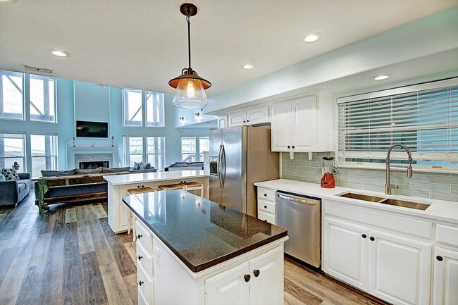 Building Photo - 9 La Playa