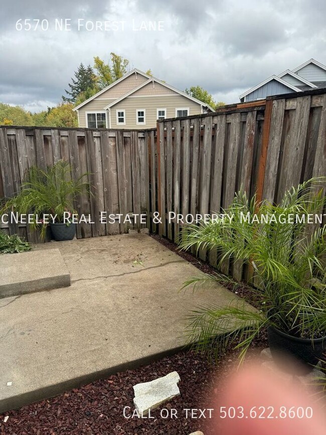 Building Photo - Remodeled Three bedroom townhome in Orenco...