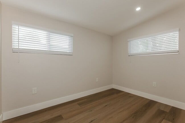 Building Photo - Fully Remodeled 3-Bedroom + Den Home for Rent in St. Petersburg, FL!