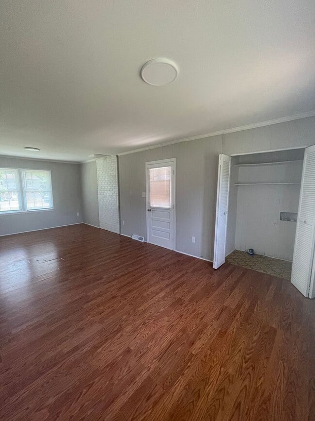 Building Photo - Welcome to this charming 3-bedroom, 2-bath...