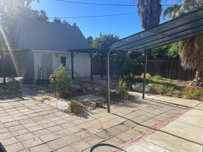 Building Photo - Cozy 2 bedroom bungalow home near UOP