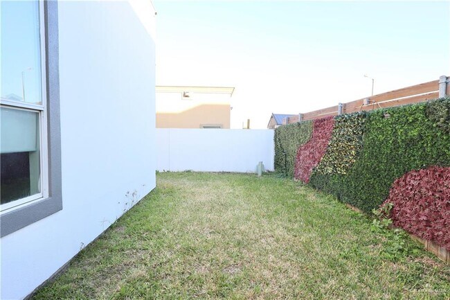 Building Photo - 28 Grovewood Ave