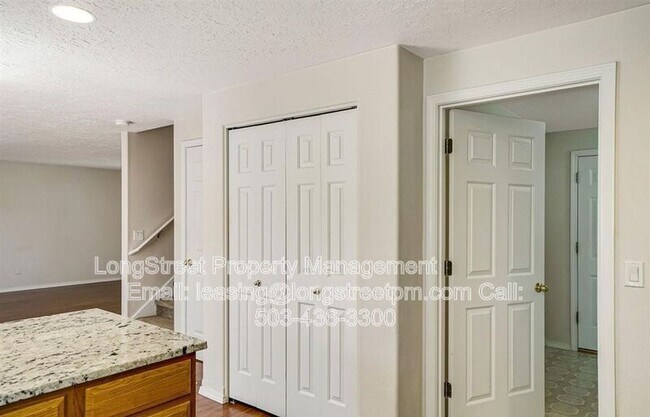Building Photo - 332 NE Carmen Pl