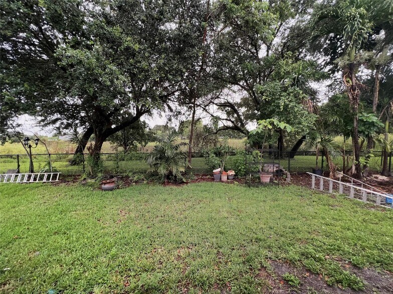 Building Photo - 7400 SW 37th Ct