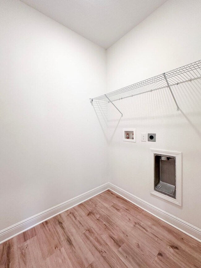 Building Photo - Single story 4 bedroom 2 bath home in Pres...