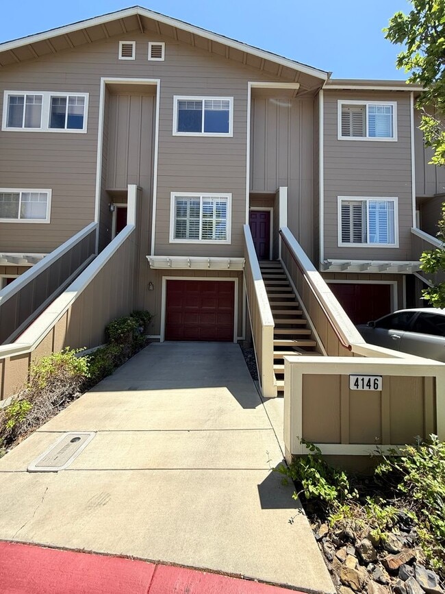 Building Photo - Great Townhome 2 bed 2 1/2 bath 2 car tandem garage.
