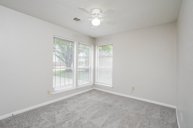 Building Photo - 6862 Heather Hollow Dr