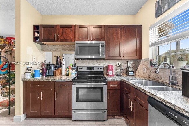 Building Photo - 680 Cypress Club Way