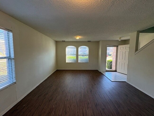 Building Photo - 2 Story Home with Great Floor Plan