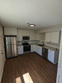 Building Photo - 630 E Bain St