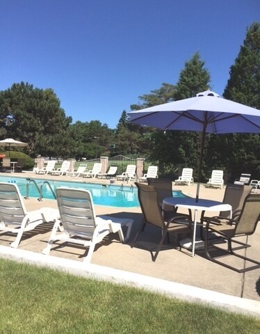 Building Photo - 5400 Carriageway Dr