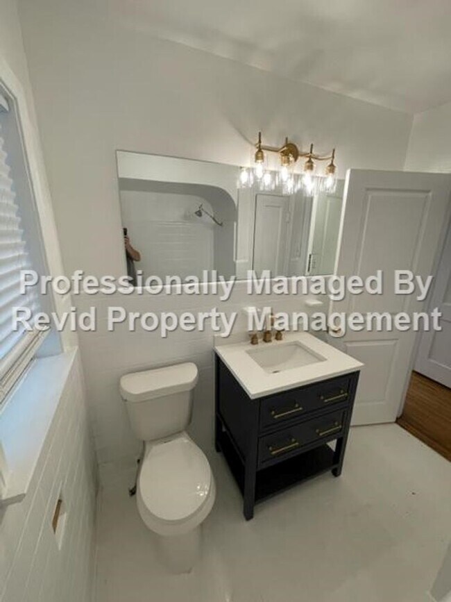 Building Photo - Newly Renovated 2 Bed 1 Bath near U of M!