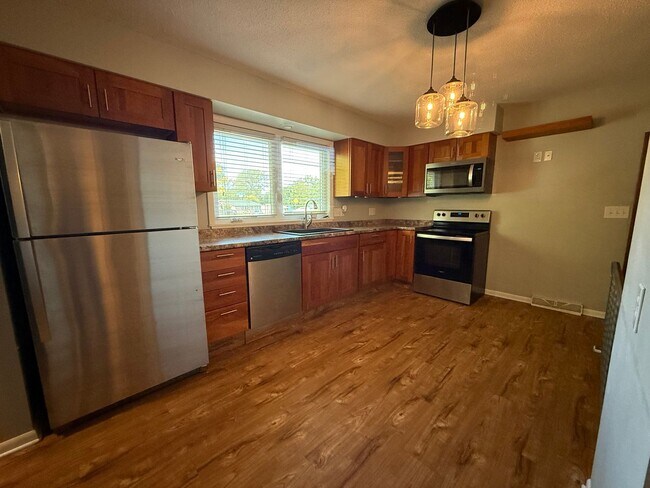 Building Photo - Charming 3 Bed, 1 Bath Home in Quiet Bette...