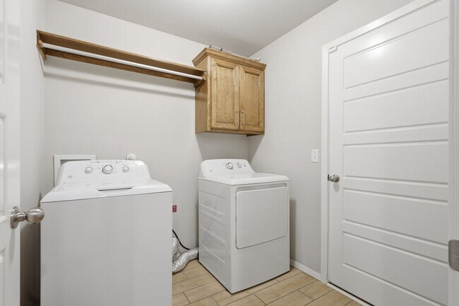 Building Photo - Welcome to this exceptionally well maintained like new home located in the Estates at Morrow Place