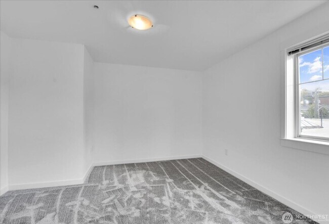 Building Photo - 1909 10th Ave W