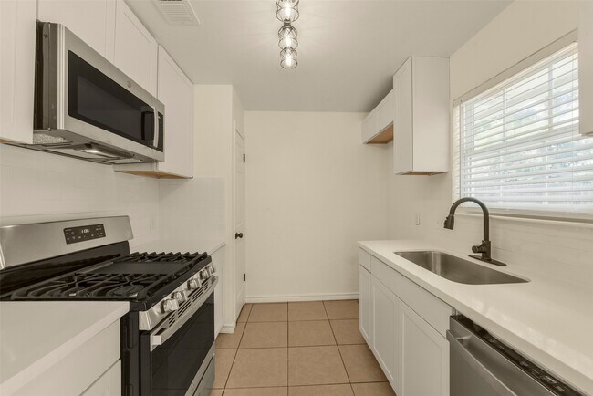 Building Photo - 18147 Dinner Creek Dr