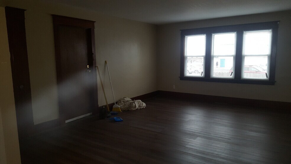 Building Photo - 1653 Kenmore Ave