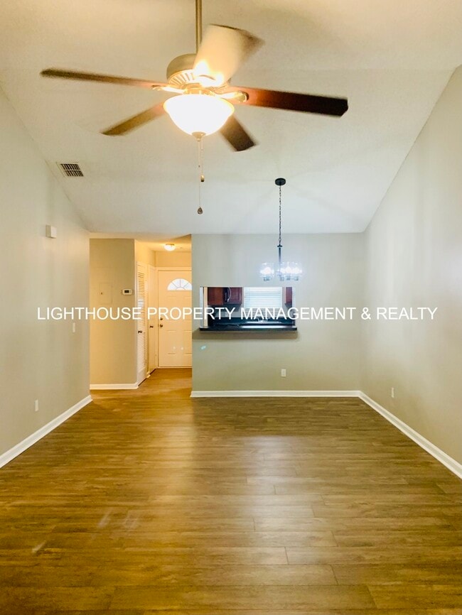 Building Photo - 2 Bed/2 Bath Single Story Townhome with At...