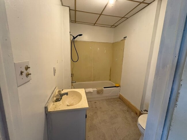 Building Photo - 810 Virginia Ave