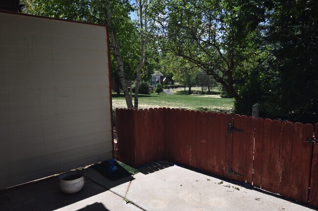 Building Photo - GREAT 3 BEDROOM/2 BATHROOM TOWNHOME WITH NEW PAINT & FLOORING. AVAILABLE 5/23.