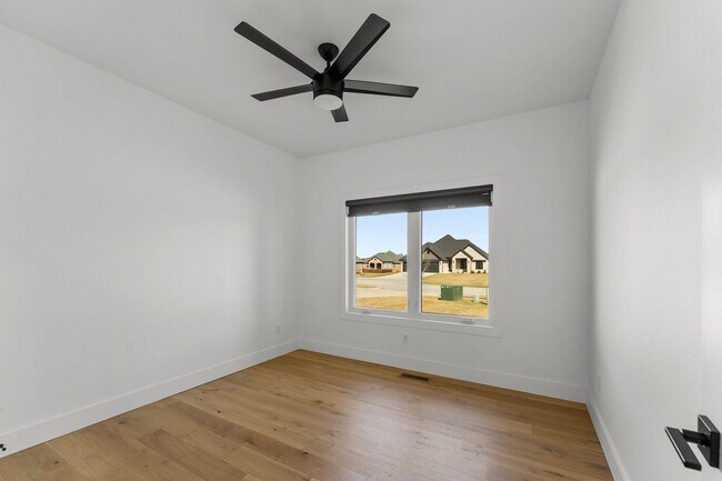 Building Photo - Gorgeous Rental in Wild House East Springfield
