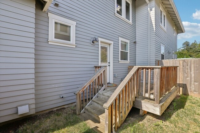 Building Photo - DESIRABLE CRESTON-KENILWORTH / CORNER LOT, LUXURY 4 BEDROOM, TWO EN-SUITES W/FULL BATHS