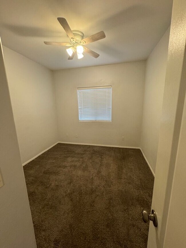 Building Photo - NW- 3 bedroom/ 2 bathroom with 2 car garage