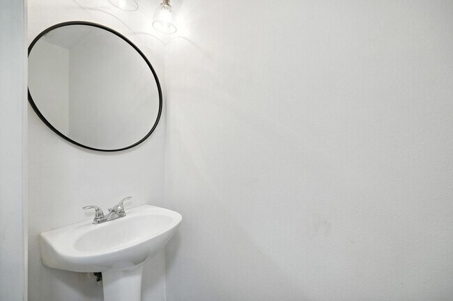 Building Photo - 32218 Gem: Open-Concept Townhome Minutes from the Airport