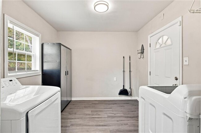 Building Photo - 1357 Lorenzo Dr SW