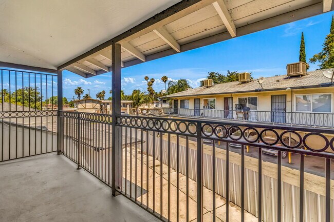 Balcony - 1119 N Mayfield Ave