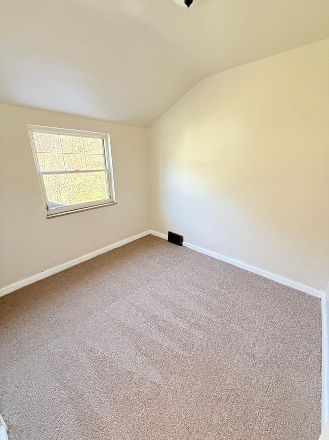 Building Photo - Spacious 3BD/1BA Single Family Home