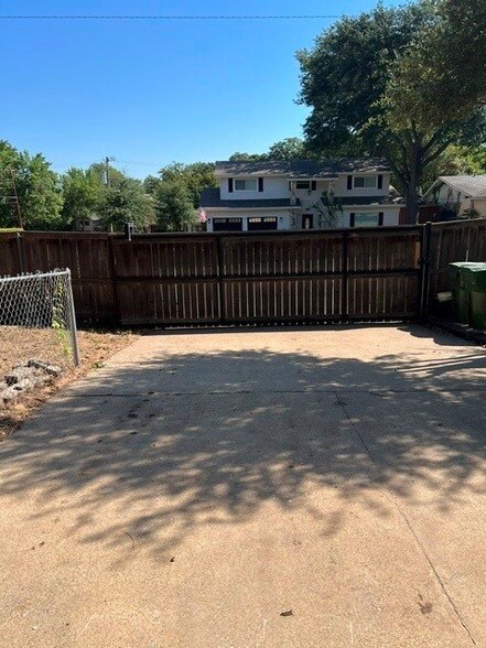 Building Photo - 2501 White Oak Ln