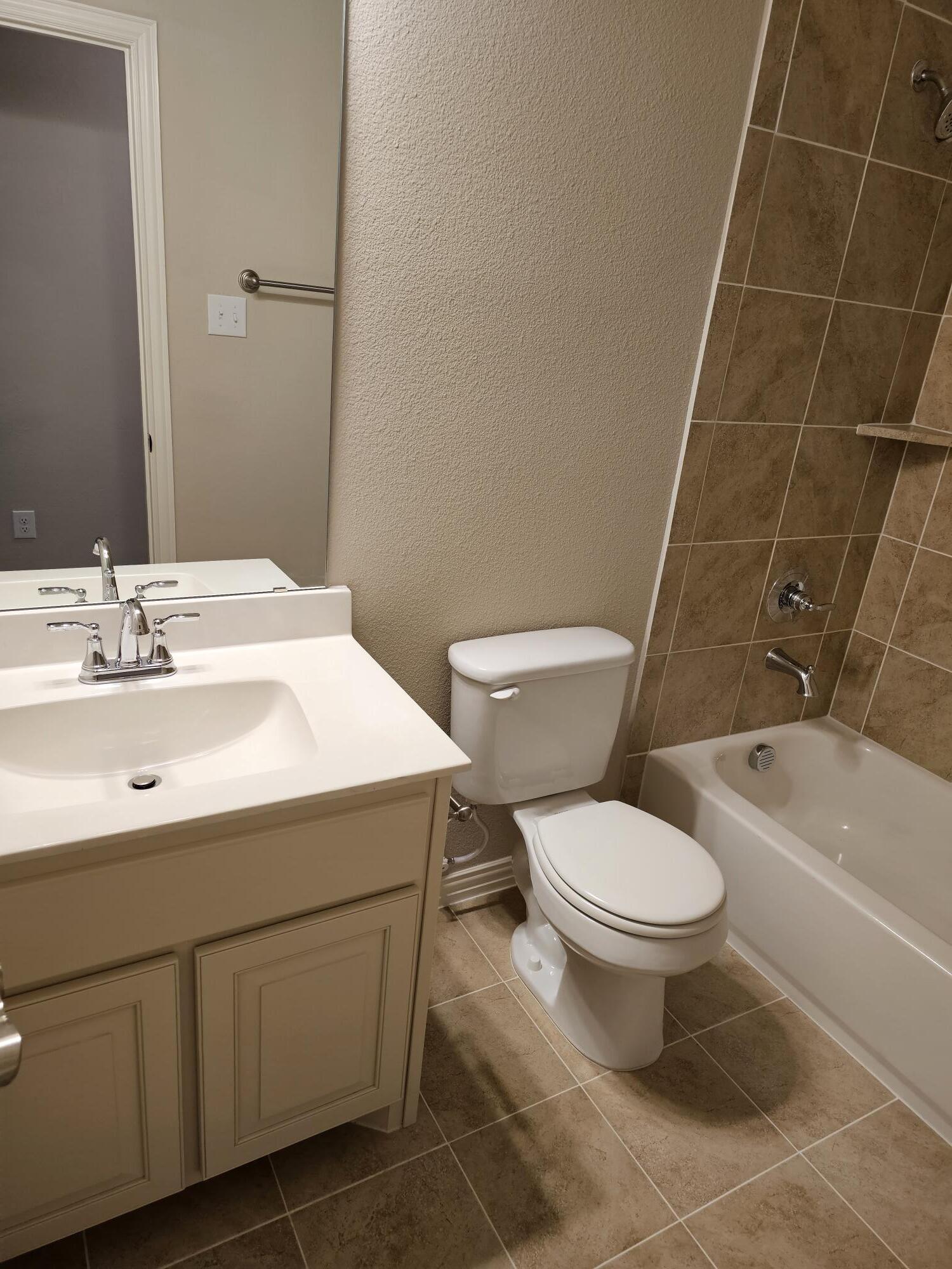 Upstairs bathrom - 3405 Solana Cir