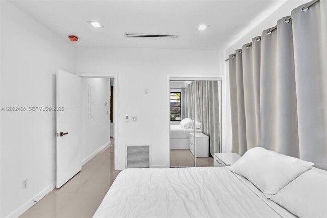 Building Photo - 1002 10th St