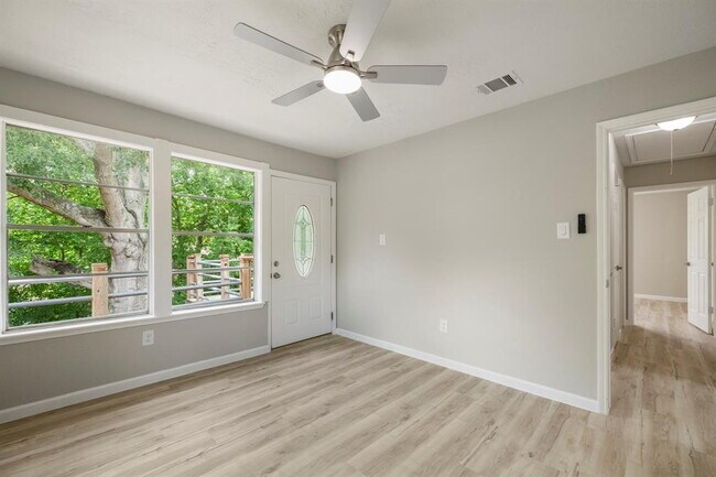 Building Photo - Remodeled 3-Bed Home with Office & Deck in...