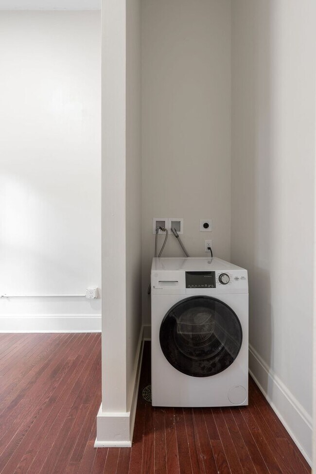 Building Photo - Coming Soon: Stylish 1BR Apartment – ETA 1...
