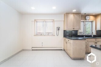 Building Photo - 4 bedroom in BROOKLYN NY 11230