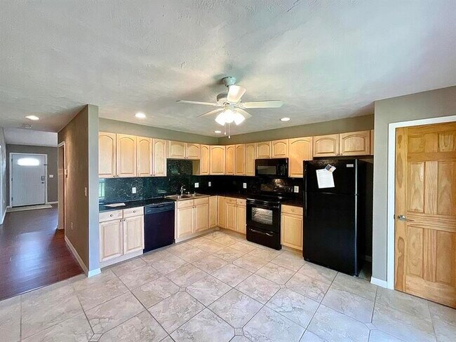 Building Photo - 819 Elm Way Ct