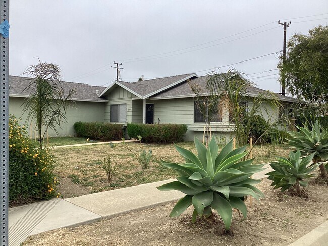Building Photo - Single Story Updated Pet Friendly Home