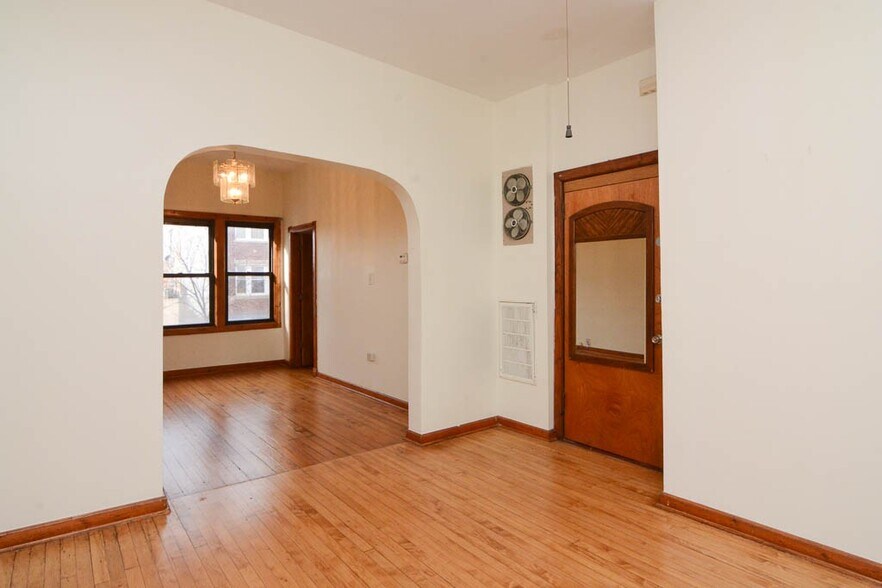 Building Photo - 2827 N Milwaukee Ave