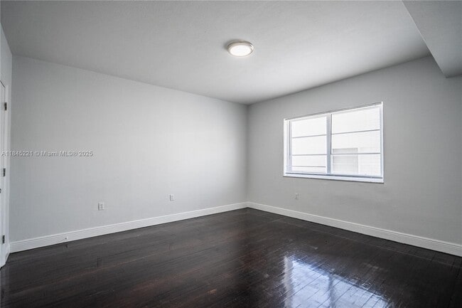 Building Photo - 1007 Bay Dr