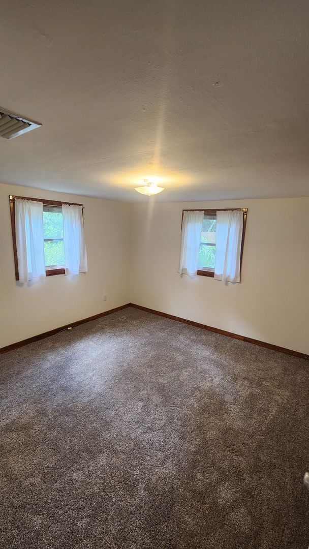 Building Photo - 3 Bedroom 1 Bathroom House