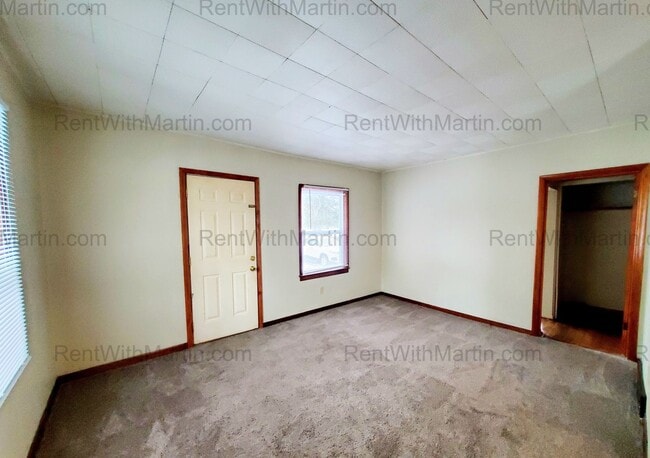 Building Photo - FOR RENT- Fully Remodeled home In the quiet Spring View neighborhood of Waterloo! Pets ok!