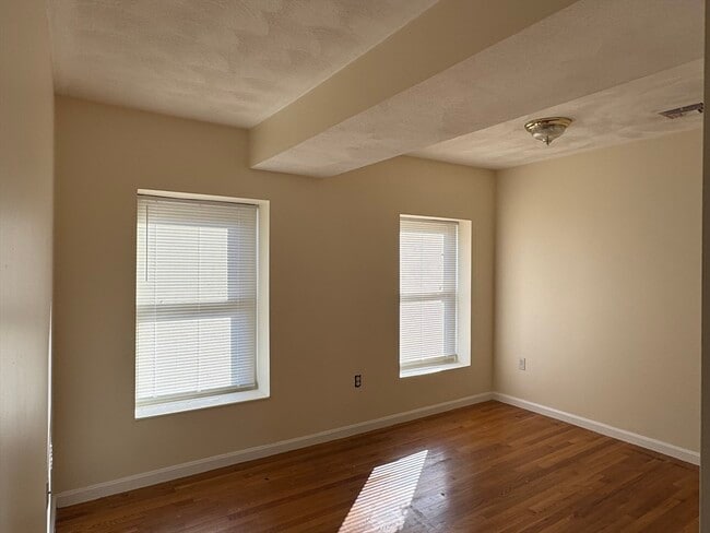 Building Photo - 12 Paris St