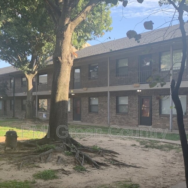 Primary Photo - 917 N Yale Ave