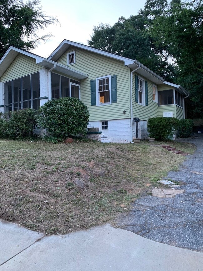 Building Photo - 175 E Cloverhurst Ave