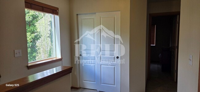 Building Photo - Central Valley Area - 2 Story Townhome 3Bed 2.5Bath