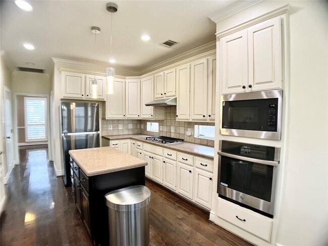 Building Photo - 8431 Big Bend Dr